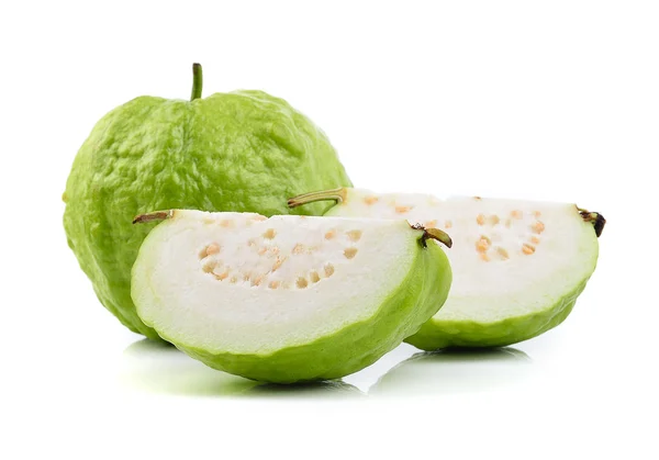 Guava fructe pe fundal alb — Fotografie, imagine de stoc