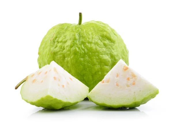 Guava frukt på vit bakgrund — Stockfoto