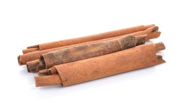 Beyaz arkaplanda tarçın