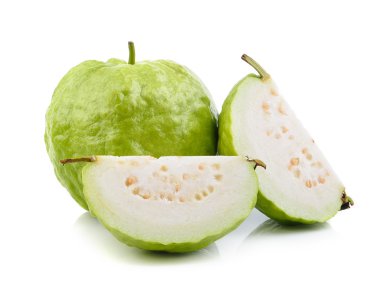 Beyaz arkaplanda taze guava