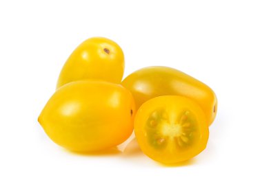 Beyaz arkaplanda sarı domatesler