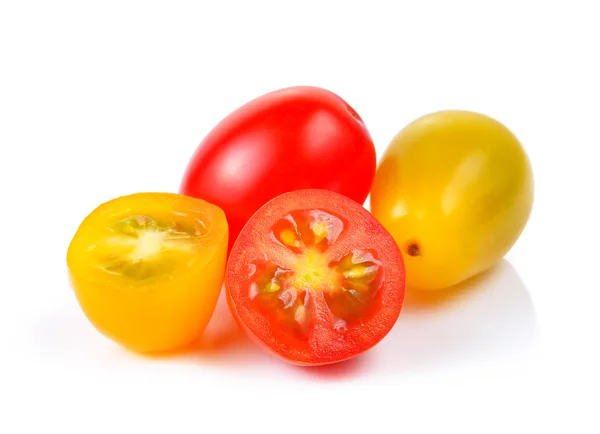 Cherry rajčata izolované na bílém pozadí. — Stock fotografie