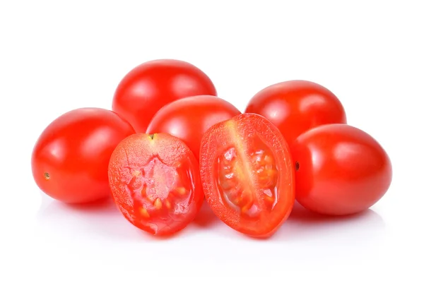 Tomates cerises isolées sur fond blanc. — Photo