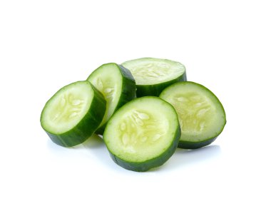 de plakjes komkommer geïsoleerd op witte achtergrond