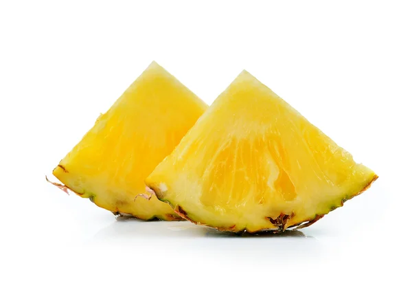 Ananas plakjes geïsoleerd op witte achtergrond — Stockfoto