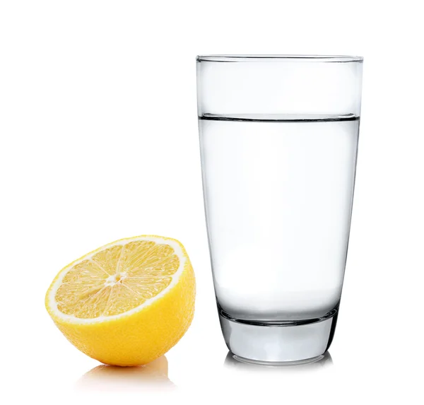 Acqua con limone su fondo bianco — Foto Stock