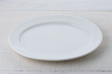 Tahta masaya boş beyaz seramik tabak