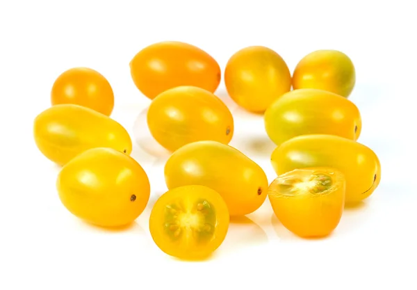 Gele tomaten op witte achtergrond — Stockfoto