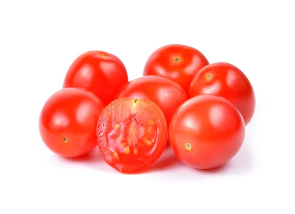 Tomates rojos cereza aislados sobre fondo blanco. — Foto de Stock