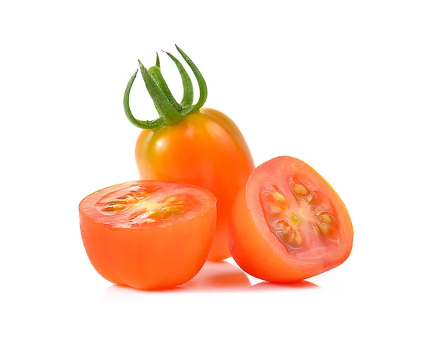 Tomates rojos cereza aislados sobre fondo blanco —  Fotos de Stock