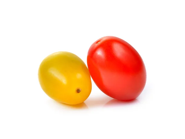 Tomates cherry rojos y amarillos aislados sobre fondo blanco . — Foto de Stock
