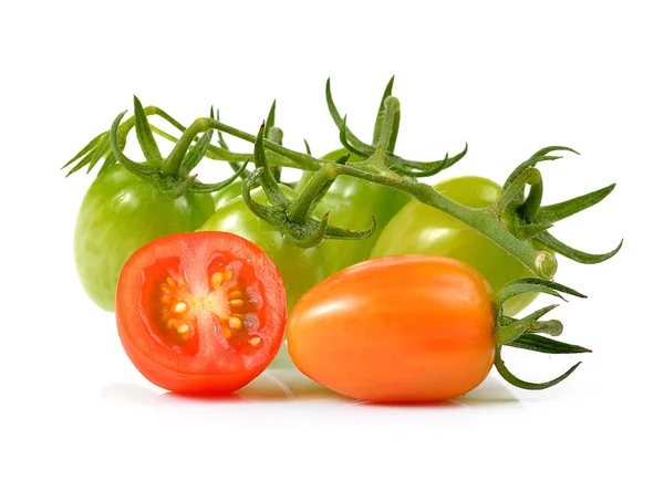 Pomidory wiśniowe izolowane na białym tle — Zdjęcie stockowe