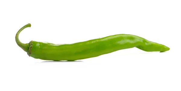 Groene paprika geïsoleerd op witte achtergrond — Stockfoto