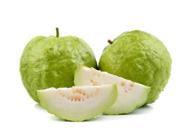 Beyaz arkaplanda taze guava
