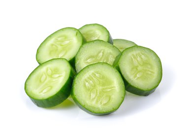 Beyaz arka planda taze salatalık.