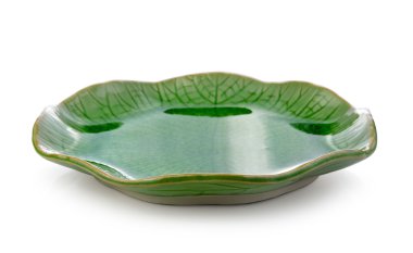 beyaz arkaplanda seramik plaka