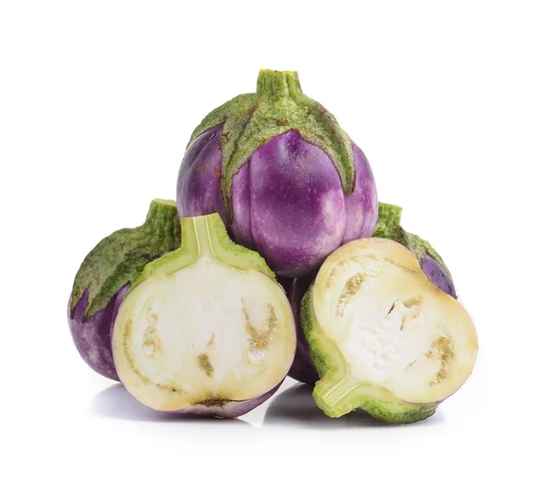 Aubergine op witte achtergrond — Stockfoto