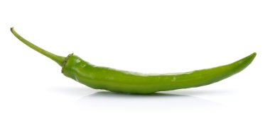 yeşil biberler beyaz arkaplanda izole