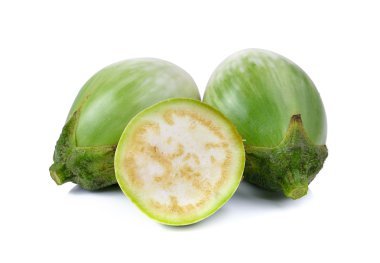 beyaz zemin üzerine taze patlıcan