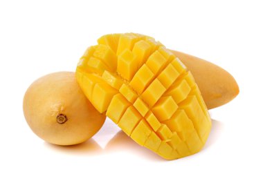 Olgun mango beyaz arkaplanda izole
