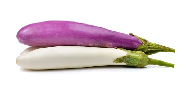 Verse aubergine geïsoleerd op op witte achtergrond — Stockfoto