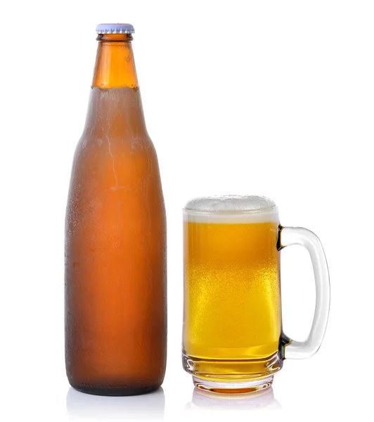 Hrnek čerstvé pivo na bílém pozadí — Stock fotografie