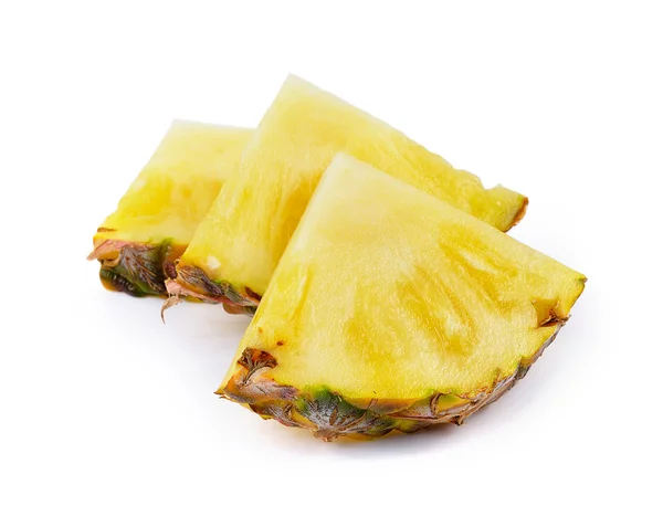 Ananas plakjes geïsoleerd op witte achtergrond — Stockfoto