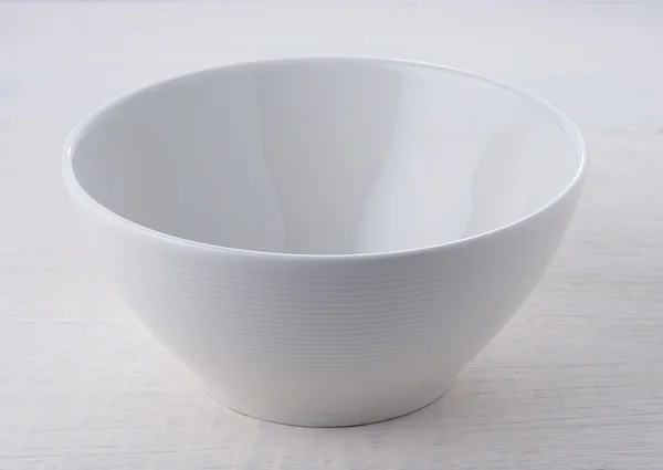 Pusta biała ceramiczna miska na białym drewnie — Zdjęcie stockowe