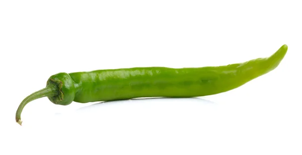 Groene paprika geïsoleerd op witte achtergrond — Stockfoto