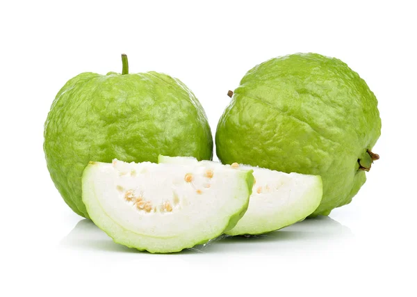 Färsk guava frukt på en vit bakgrund — Stockfoto