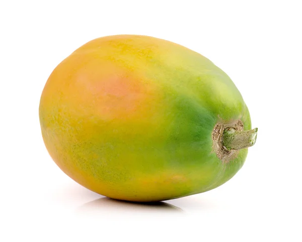 Papaya madura aislada sobre un fondo blanco — Foto de Stock