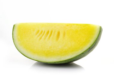 Beyaz arkaplanda izole edilmiş sarı karpuz