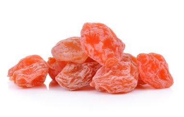 Beyaz arka planda izole edilmiş kurumuş kayısılar