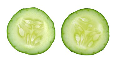 Beyaz arka planda taze salatalık.