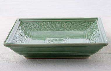 Ahşap masa boş yeşil seramik plaka