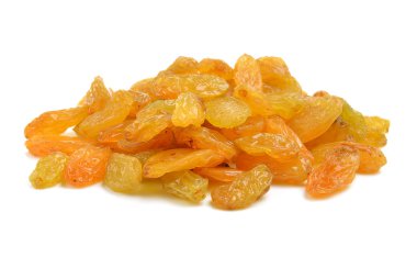 Kuru üzümler beyaz arka planda izole edilmiş