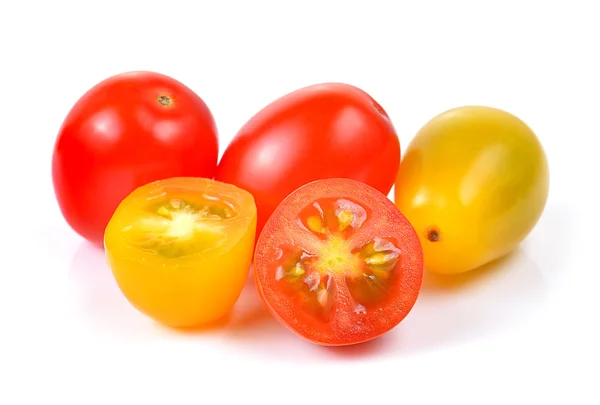 Tomates vermelhos e amarelos sobre fundo branco — Fotografia de Stock
