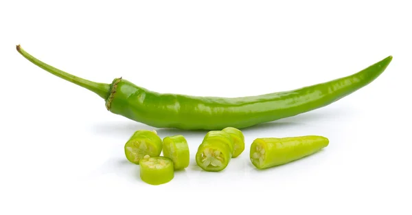 Groene paprika geïsoleerd op witte achtergrond — Stockfoto