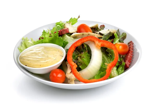 Frischer Gemüsesalat isoliert auf weißem Hintergrund — Stockfoto