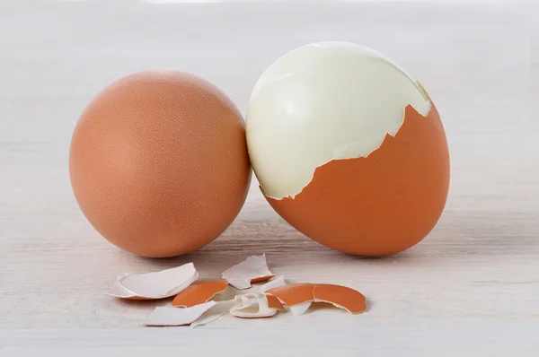 Gekochtes Ei auf Holz — Stockfoto
