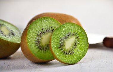 Kivi Beyaz ahşap zemin üzerinde