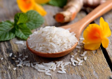 Ahşap taban üzerinde tahta kaşık pirinç