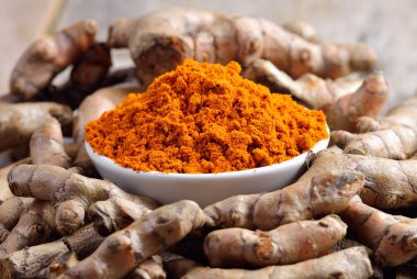 ahşap zemin üzerinde beyaz tabak zerdeçal tozu