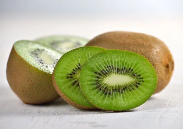 Plody kiwi na bílém pozadí dřevěná — Stock fotografie