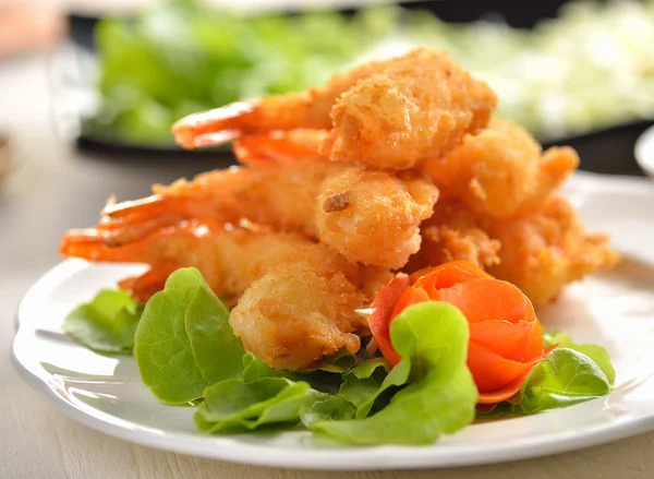 Smažené krevety se zeleninou na bílé desce — Stock fotografie