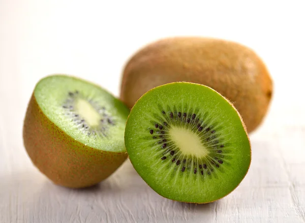 Kiwifrukt på vit trä bakgrund — Stockfoto