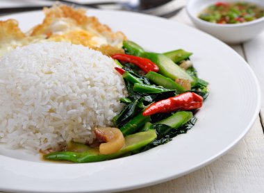 Tayland yemeği kızarmış gevrek domuz eti ile kale.