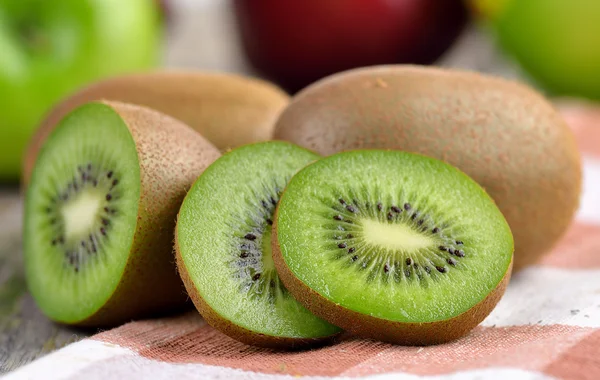 Plody kiwi na staré dřevěné — Stock fotografie