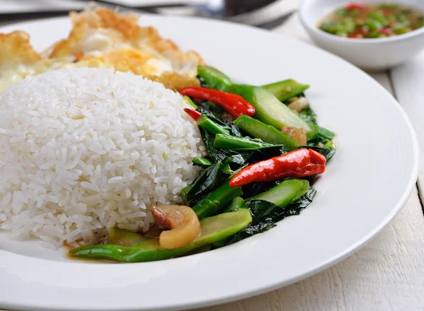 Comida tailandesa col rizada frita con cerdo crujiente . —  Fotos de Stock