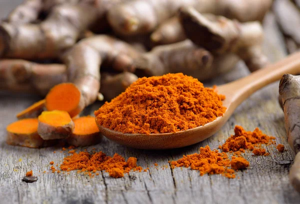 Cumulo di radici fresche di curcuma sul tavolo di legno — Foto Stock